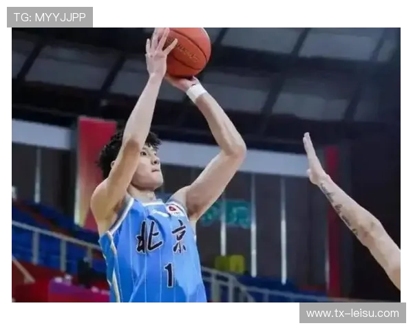 曾凡博发型引球迷热议，建议效仿周琦清爽造型