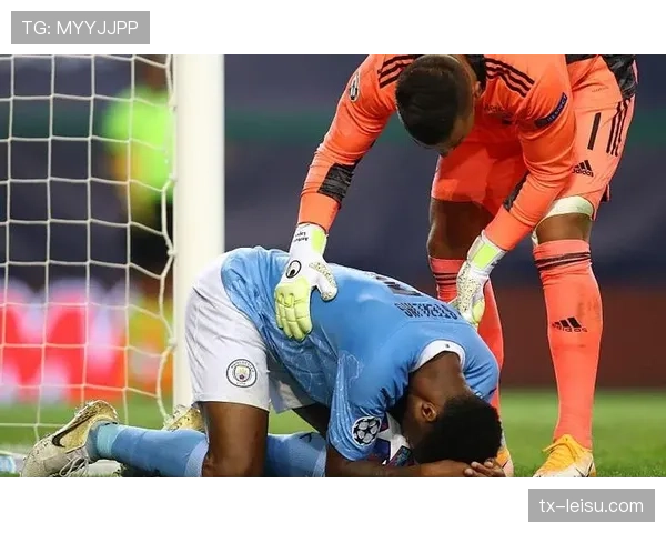 特写：里昂门将安东尼-洛佩斯冲出禁区完成关键解围后怒吼指挥防线